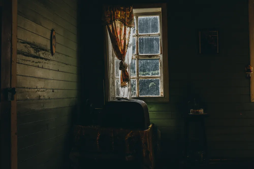 Ventana de una casa de madera en el sur